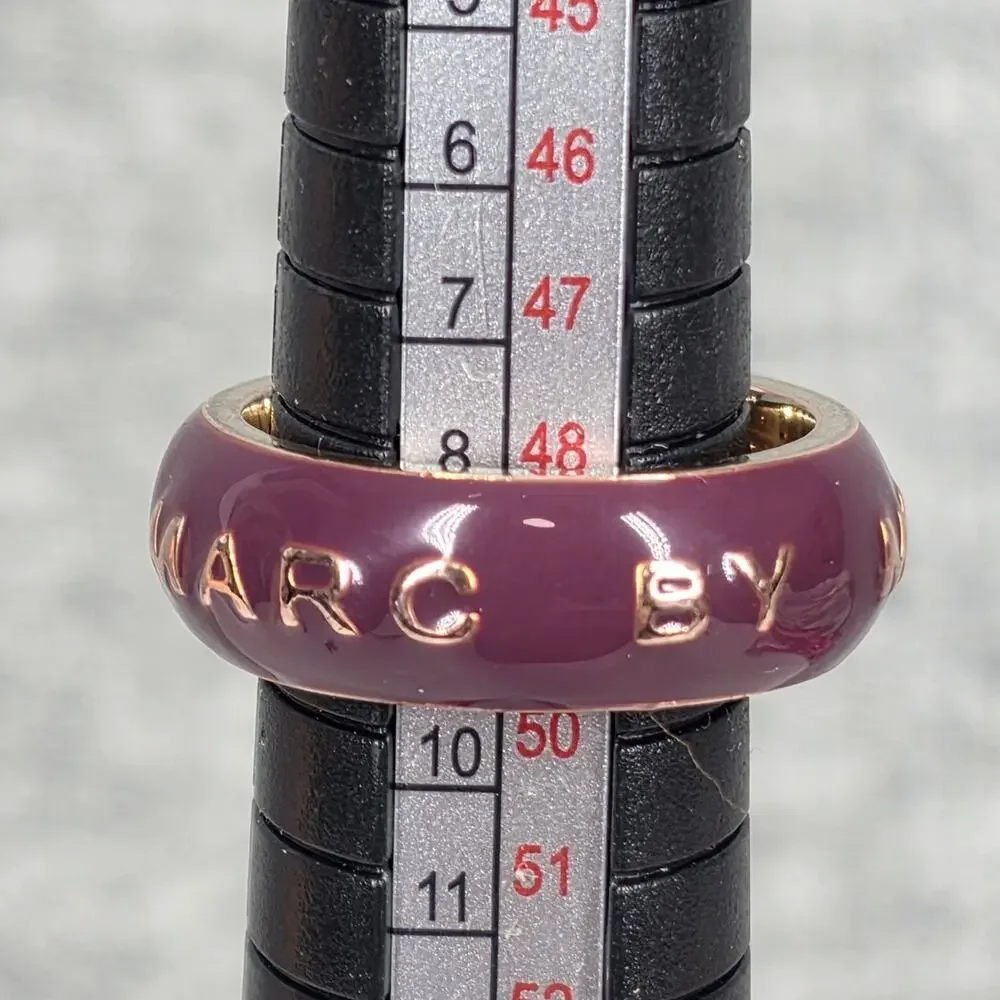 MARC BY MARC JACOBS RARE PURPLE ENAMEL GOLD TONE LOGO RING – SIZE 7